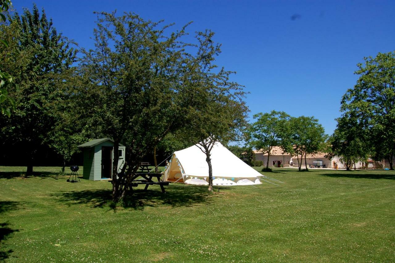 Camping La Foret De Tesse Екстериор снимка
